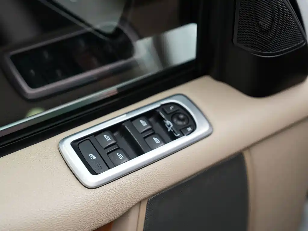 Land Rover Discovery 2012 — фото 17