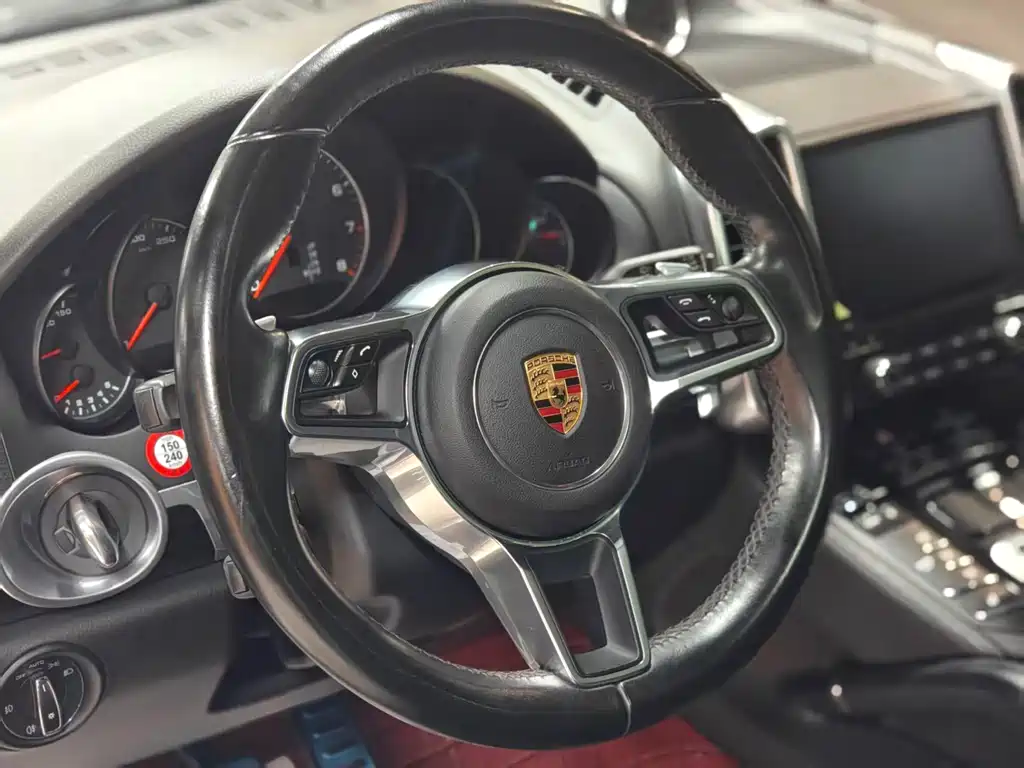 Porsche Cayenne 2017 — фото 10
