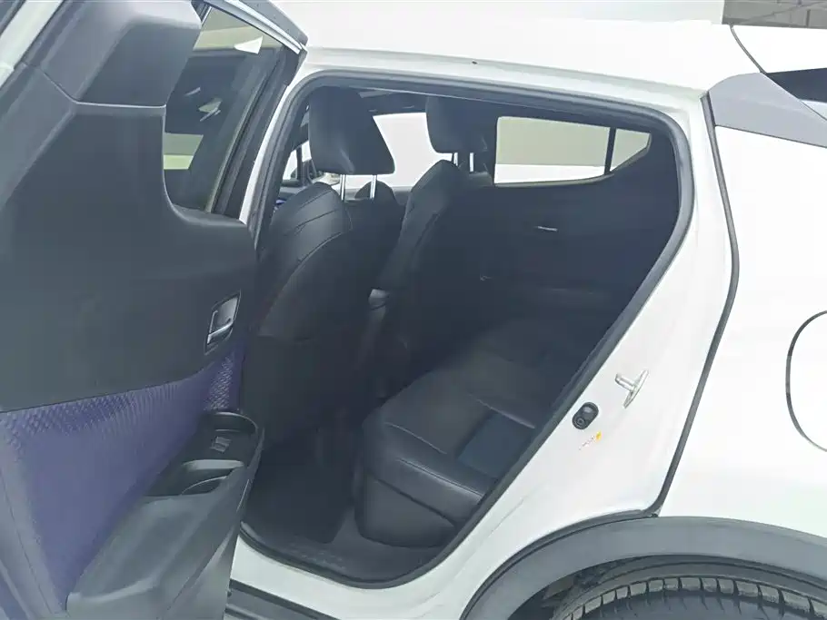 Toyota C-HR 2020 — фото 11