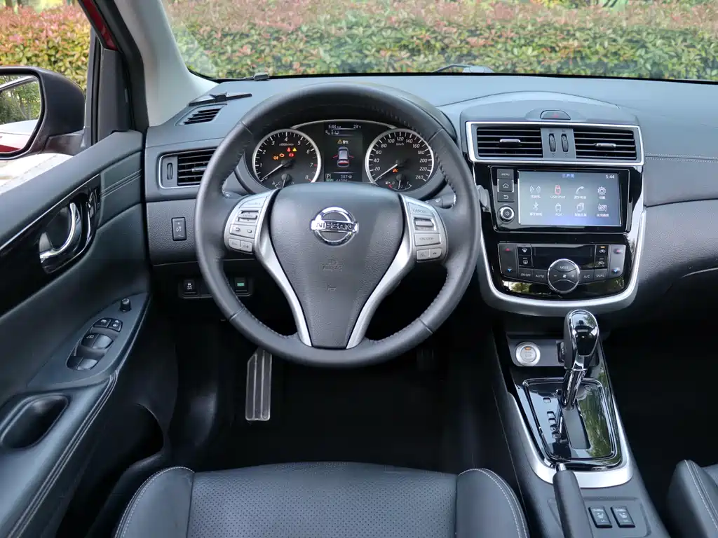 Nissan Tiida 2017 — фото 13