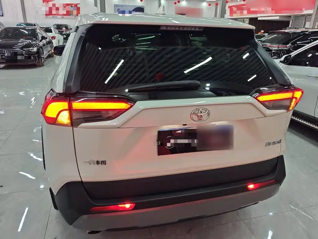 Toyota RAV4 2021 — фото 4