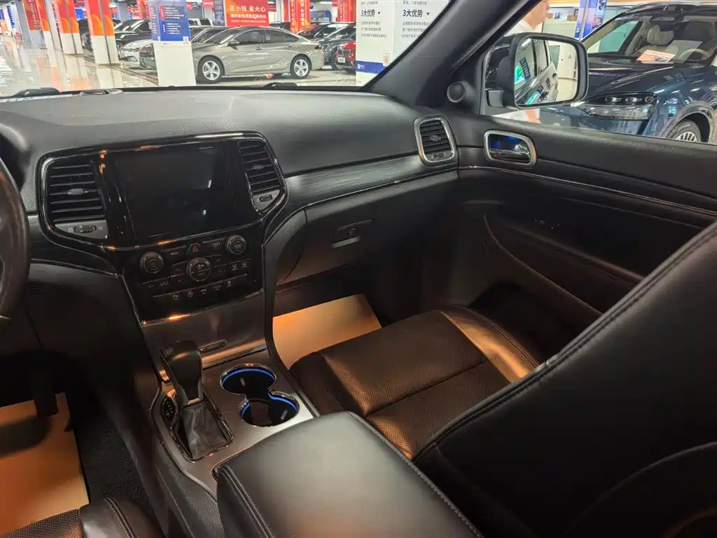 Jeep Grand Cherokee 2020 — фото 11