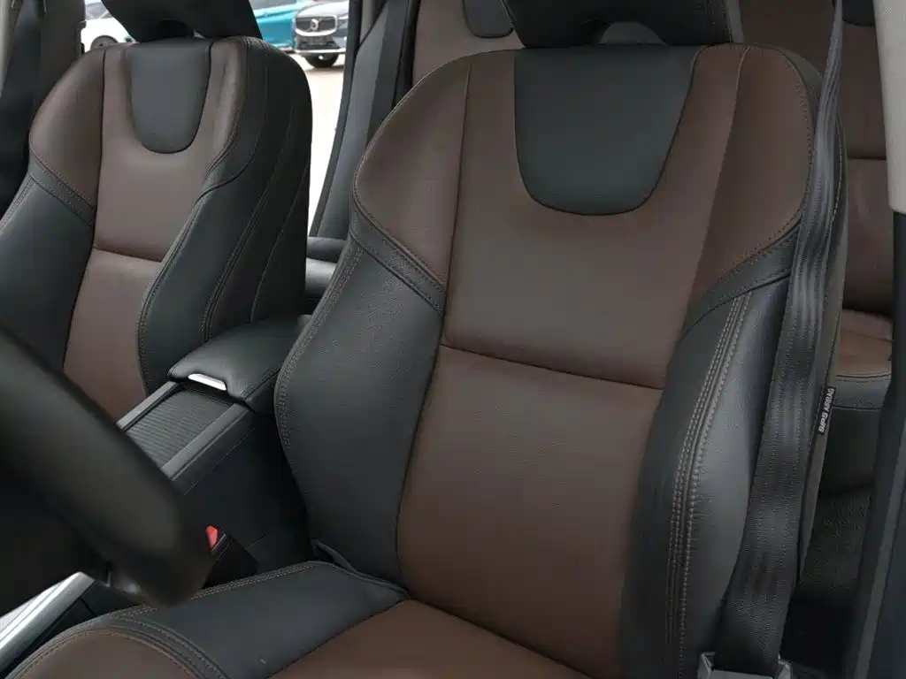 Volvo XC60 2017 — фото 18