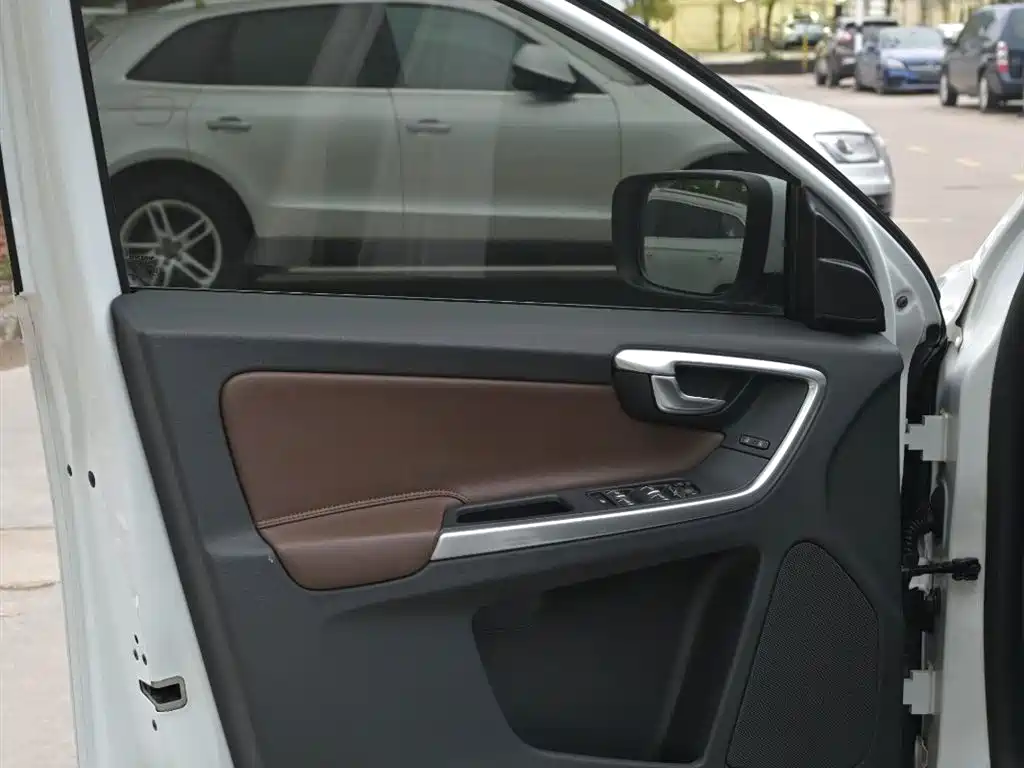 Volvo XC60 2017 — фото 17