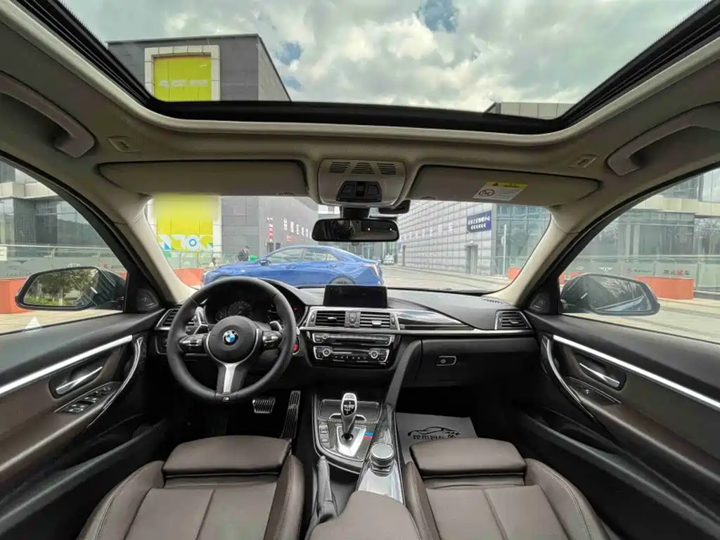BMW 3 Series 2019 — фото 18
