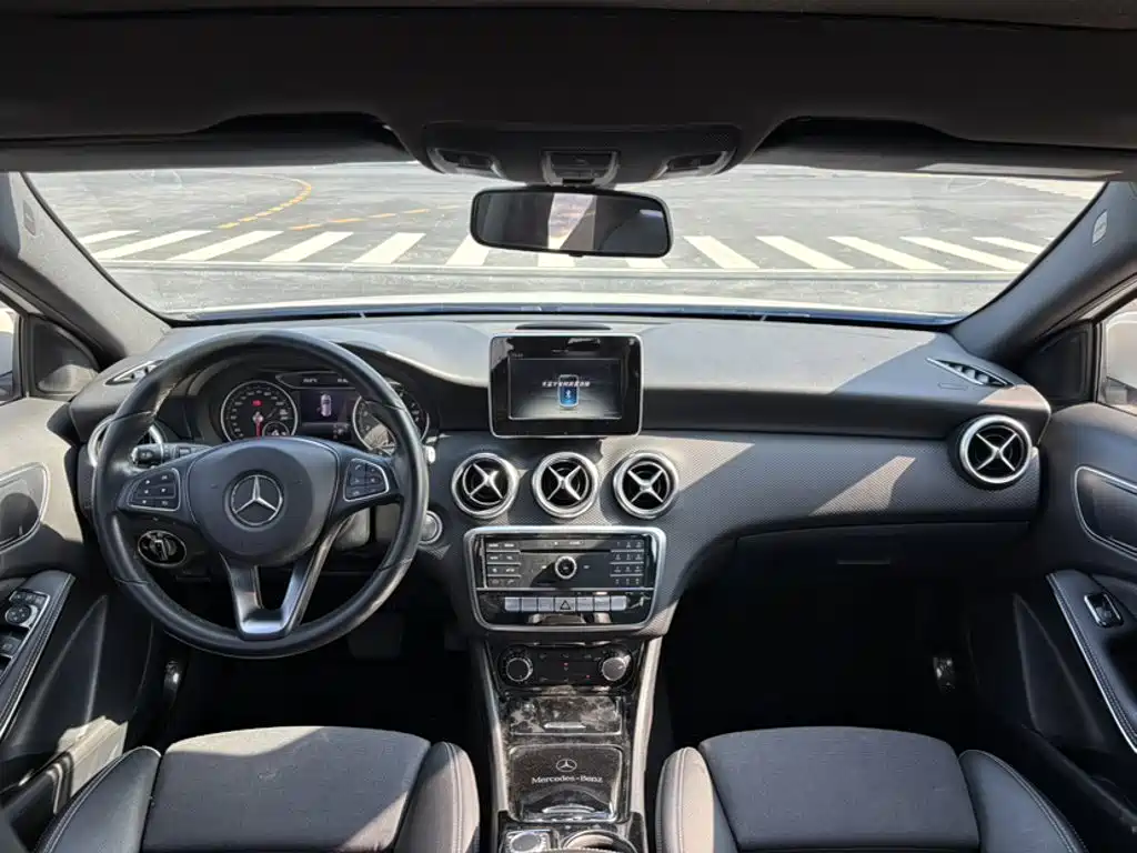Mercedes-Benz A-Class 2017 — фото 13