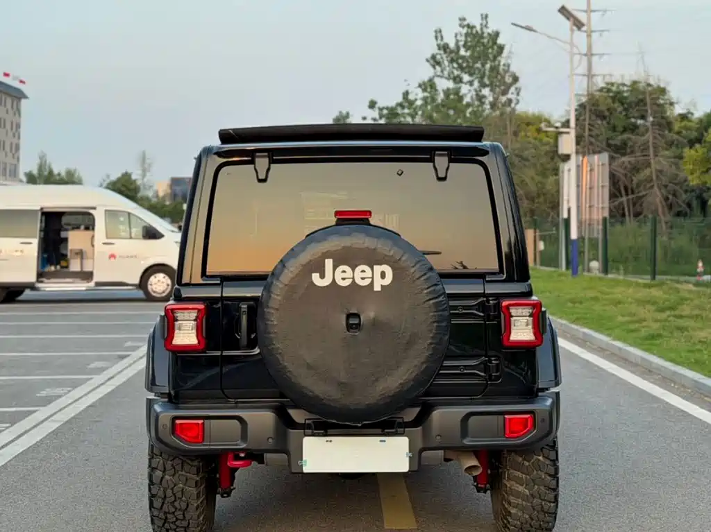 Jeep Wrangler 2023 — фото 18
