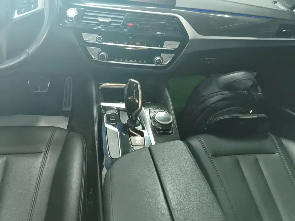 BMW 5 Series 2018 — фото 10