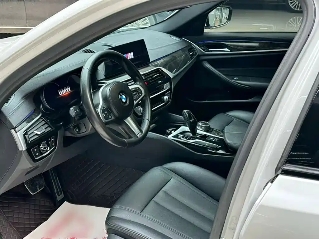 BMW 5 Series 2018 — фото 19