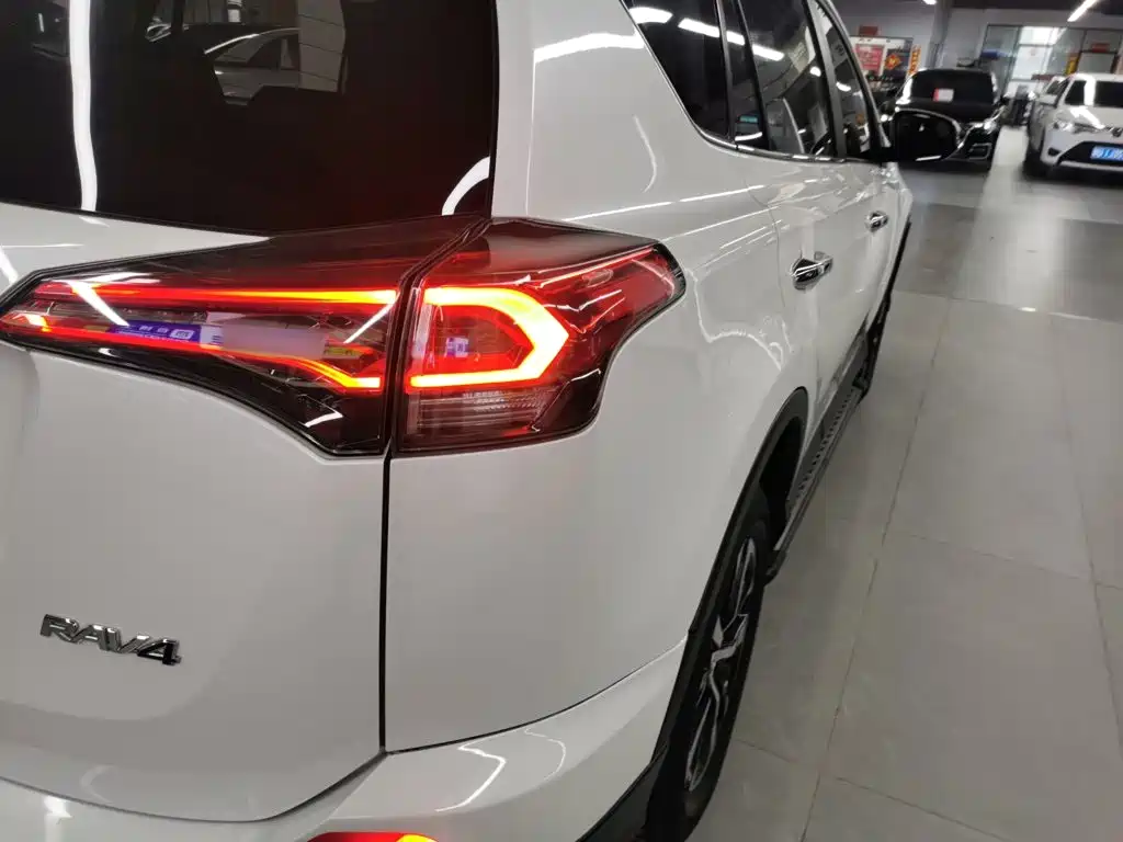 Toyota RAV4 2019 — фото 8