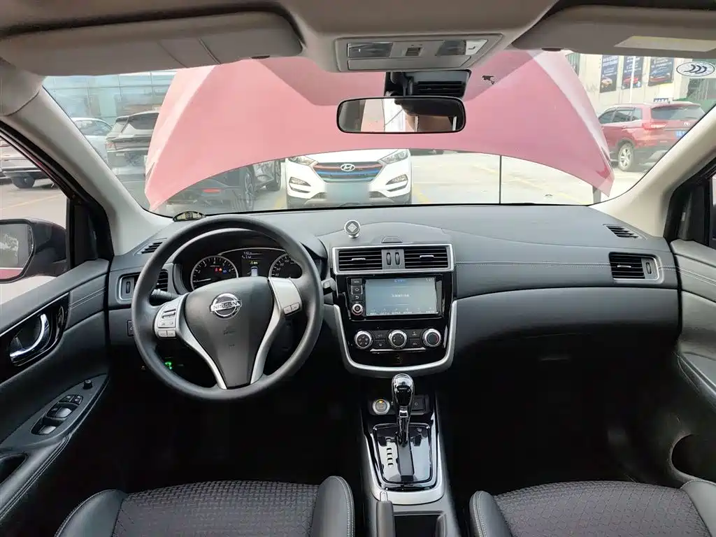 Nissan Tiida 2017 — фото 10