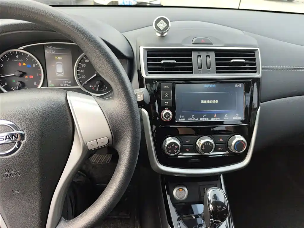 Nissan Tiida 2017 — фото 13