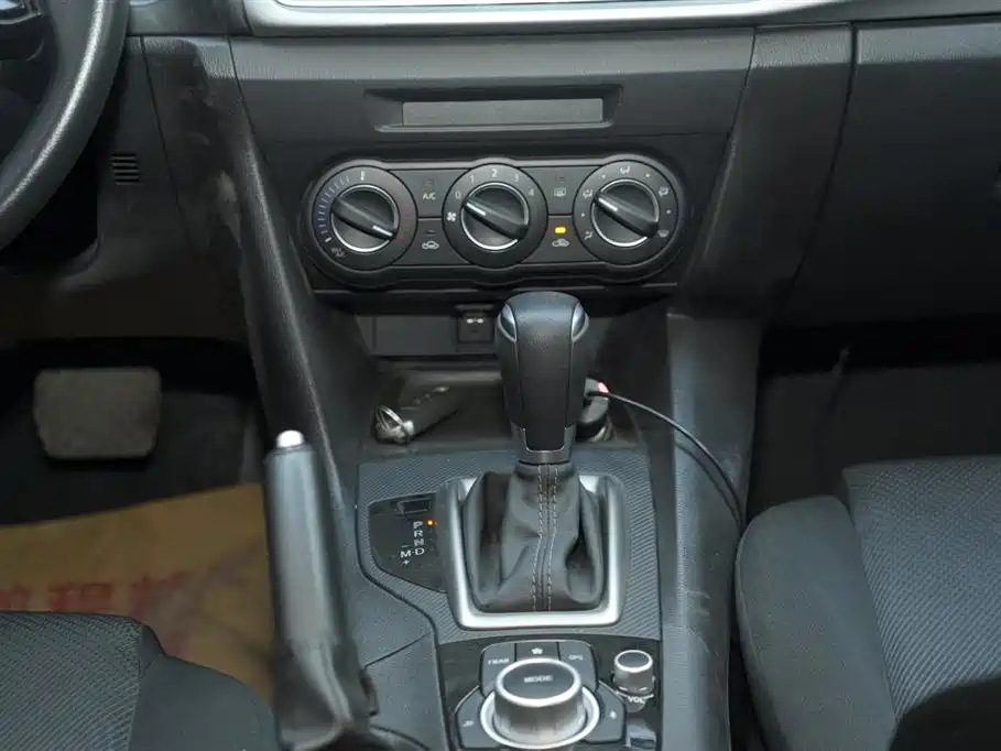 Mazda 3 Axela 2019 — фото 15