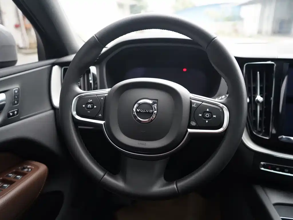 Volvo XC60 2022 — фото 11