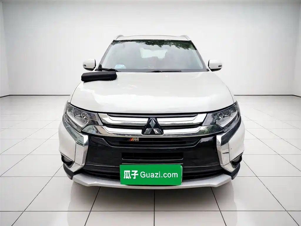 Mitsubishi Outlander 2017 — фото 2