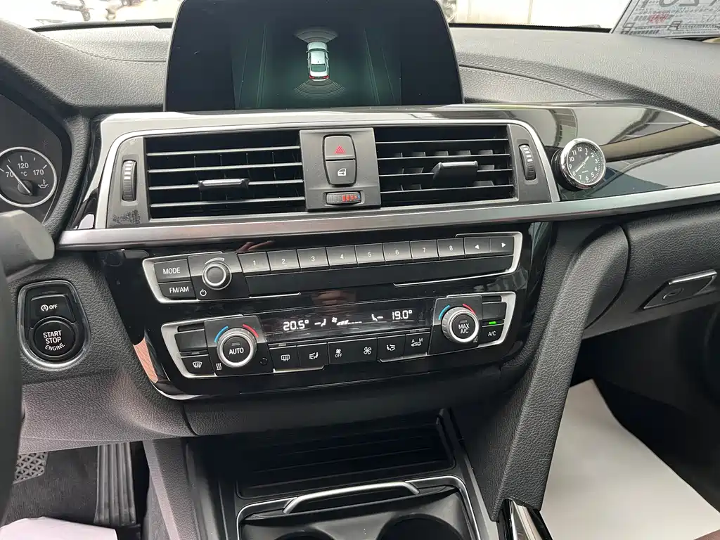 BMW 3 Series 2018 — фото 13