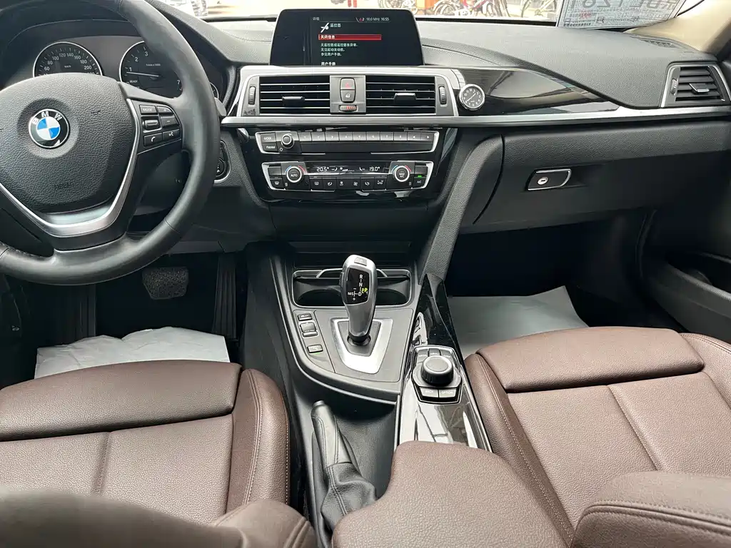 BMW 3 Series 2018 — фото 19