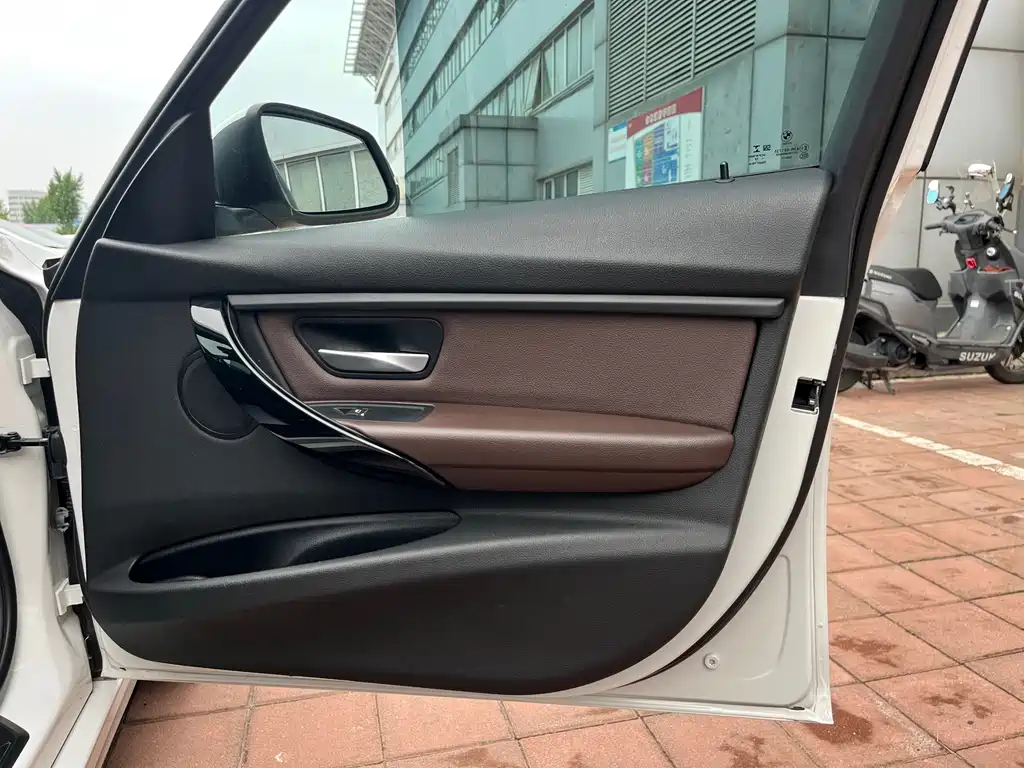 BMW 3 Series 2018 — фото 25
