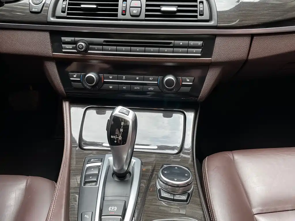 BMW 5 Series 2015 — фото 18