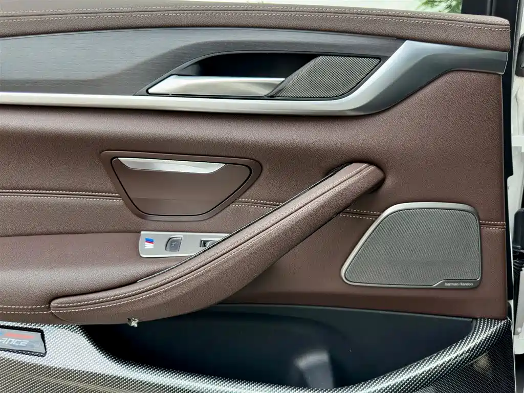 BMW 5 Series 2022 — фото 32