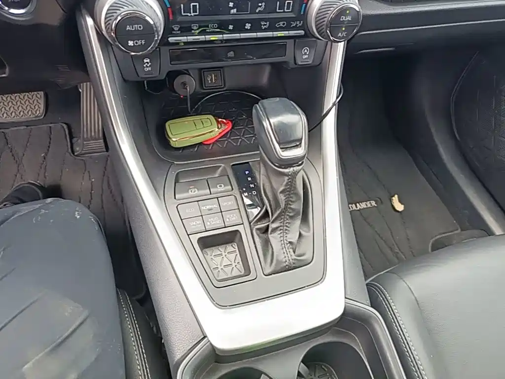 Toyota Wildlander 2023 — фото 14