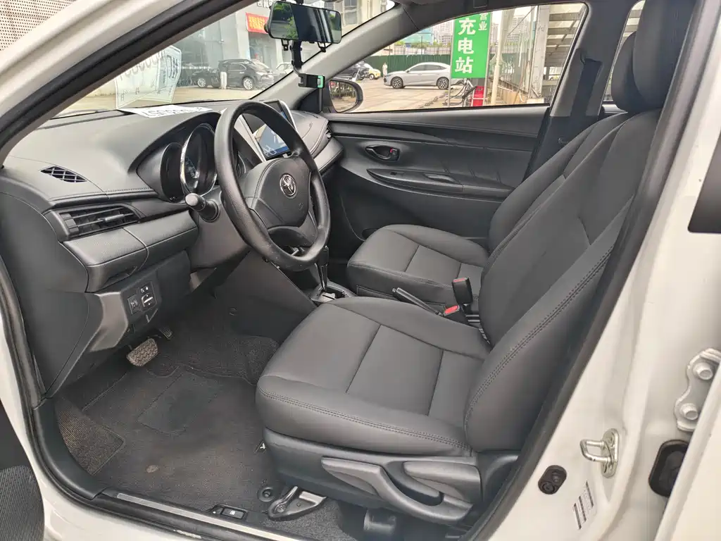 Toyota Yaris L 2019 — фото 7