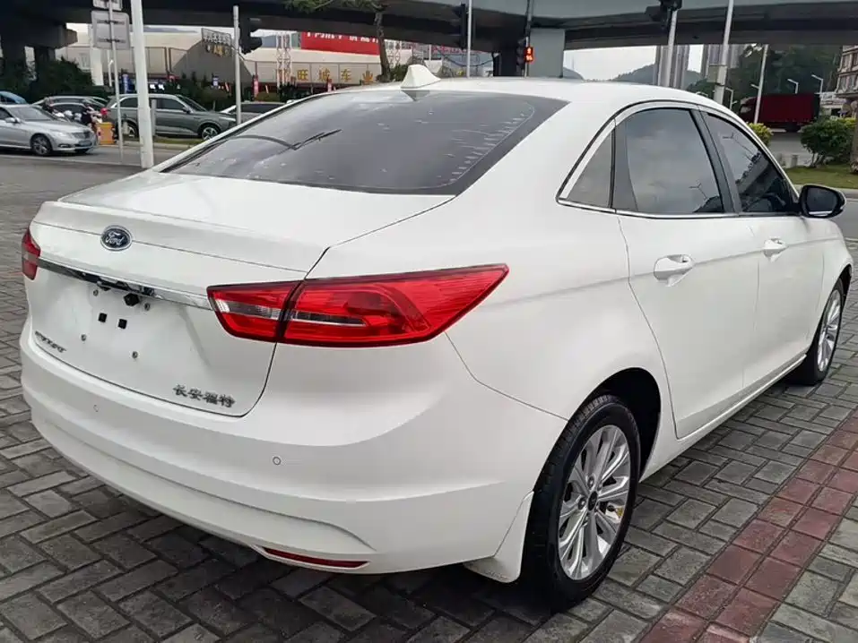 Ford Escort 2018 — фото 16