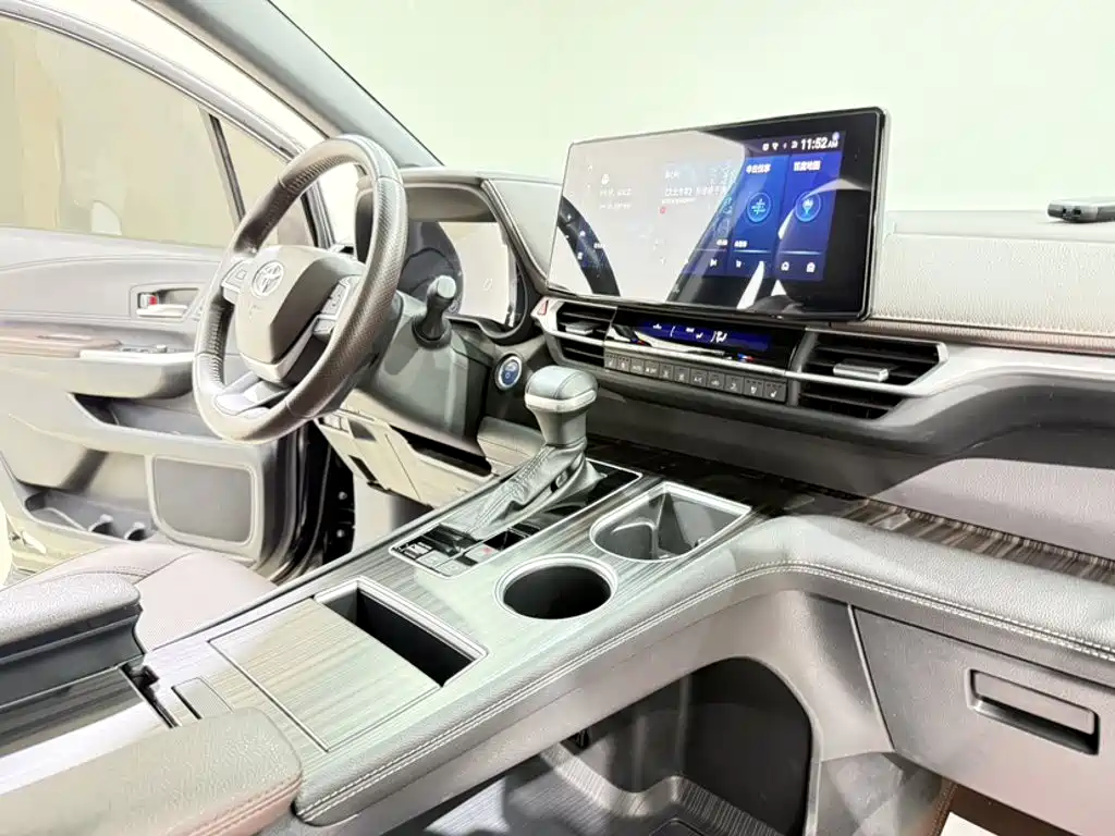 Toyota Sienna 2023 — фото 10