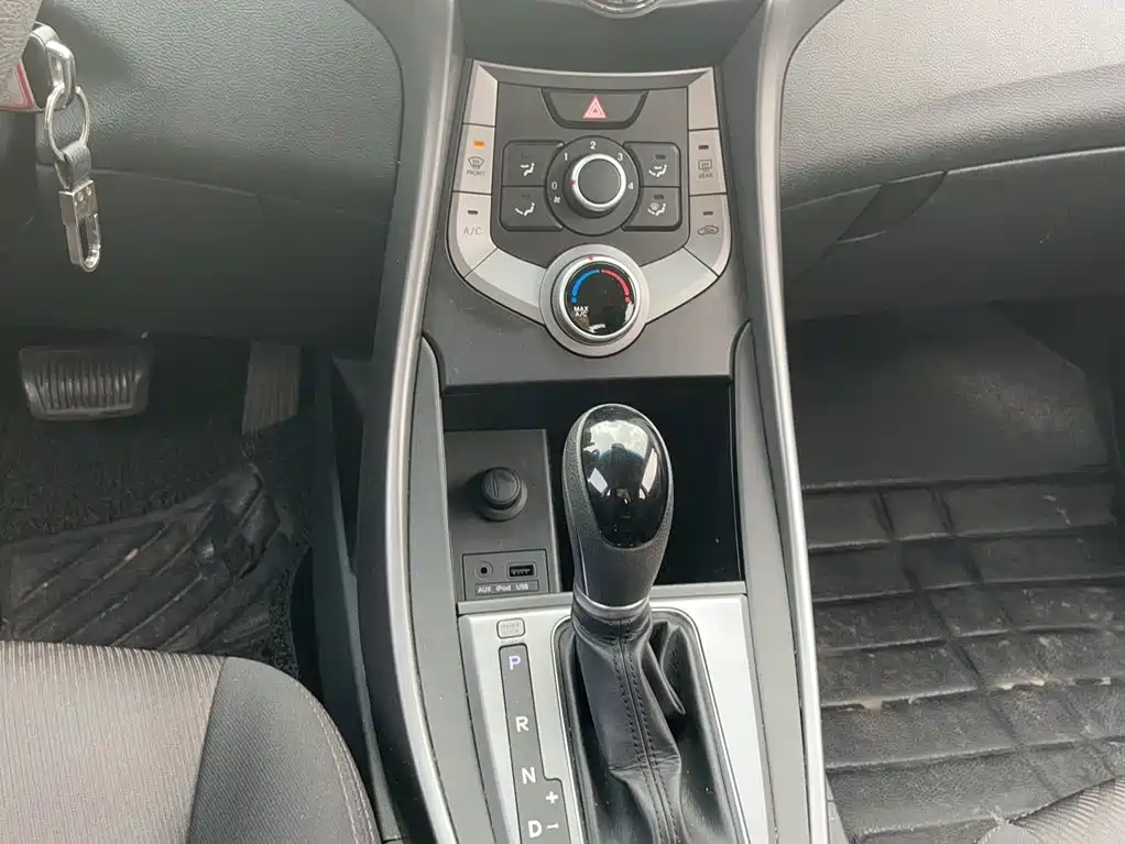 Hyundai Elantra Langdong 2015 — фото 18