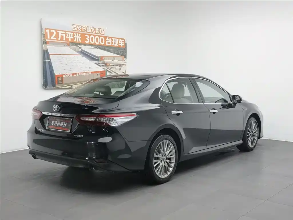 Toyota Camry 2019 — фото 2
