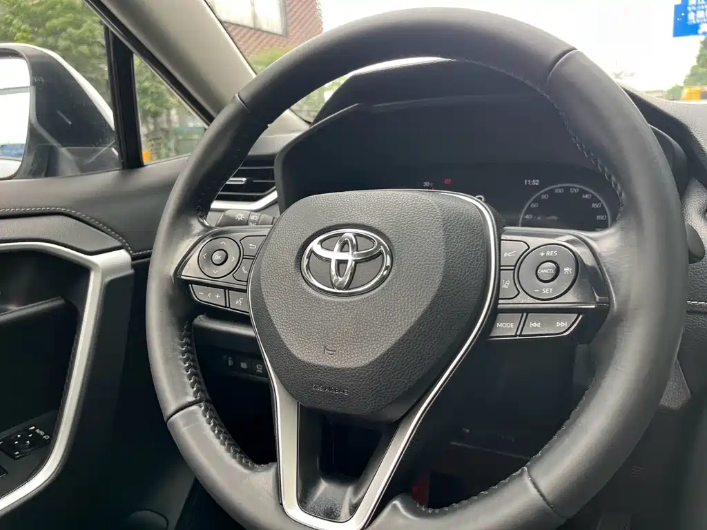 Toyota RAV4 2024 — фото 11