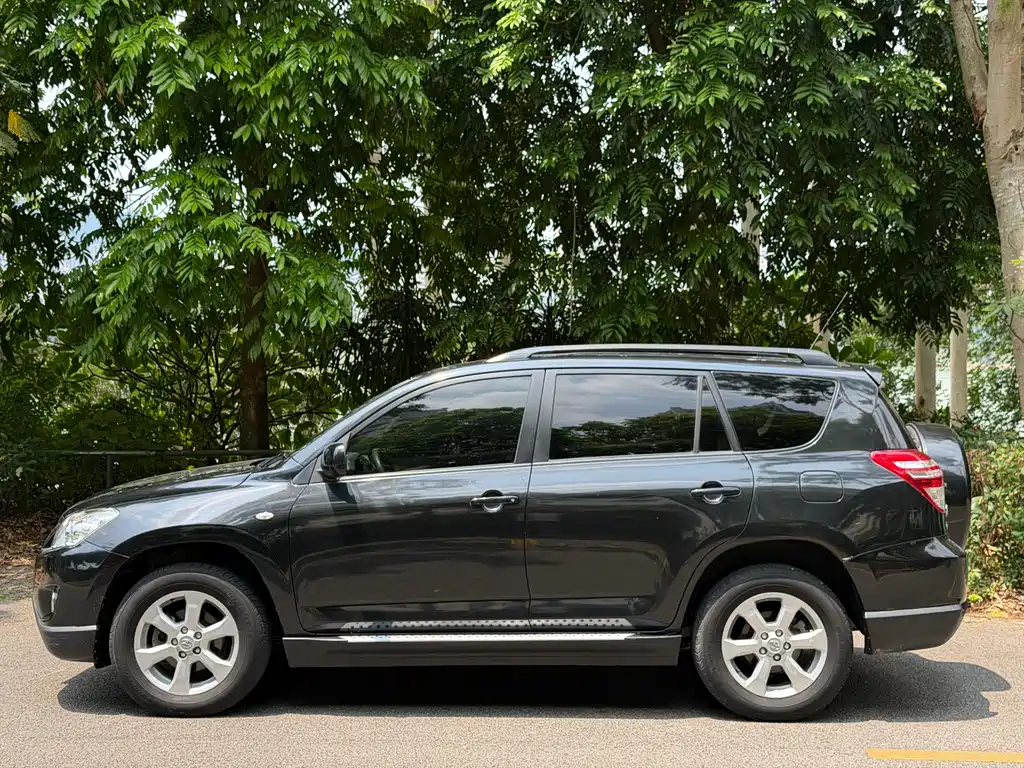 Toyota RAV4 2010 — фото 2