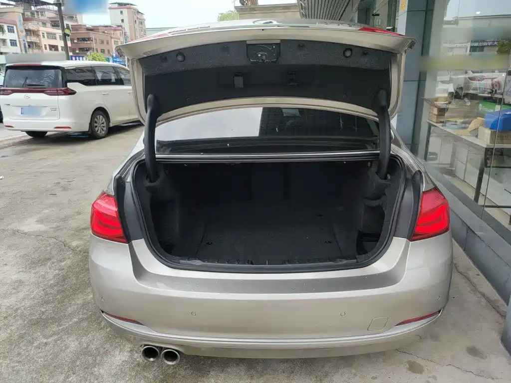 BMW 3 Series 2018 — фото 19