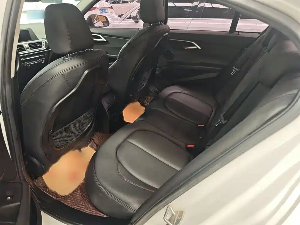 BMW 1 Series 2019 — фото 13