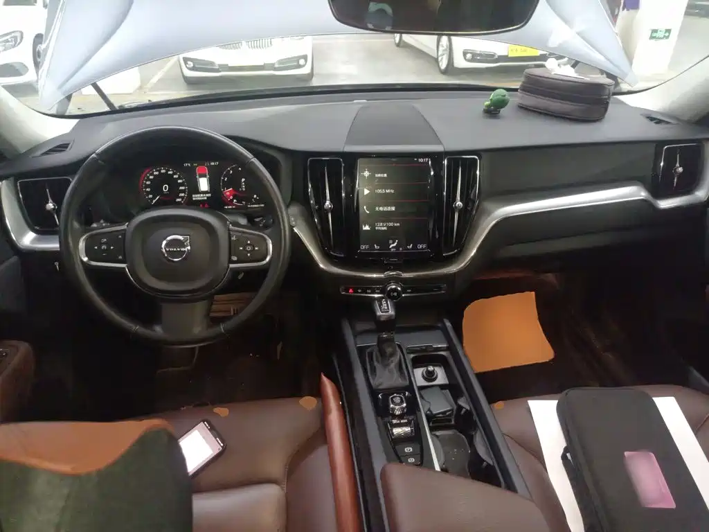 Volvo XC60 2019 — фото 10