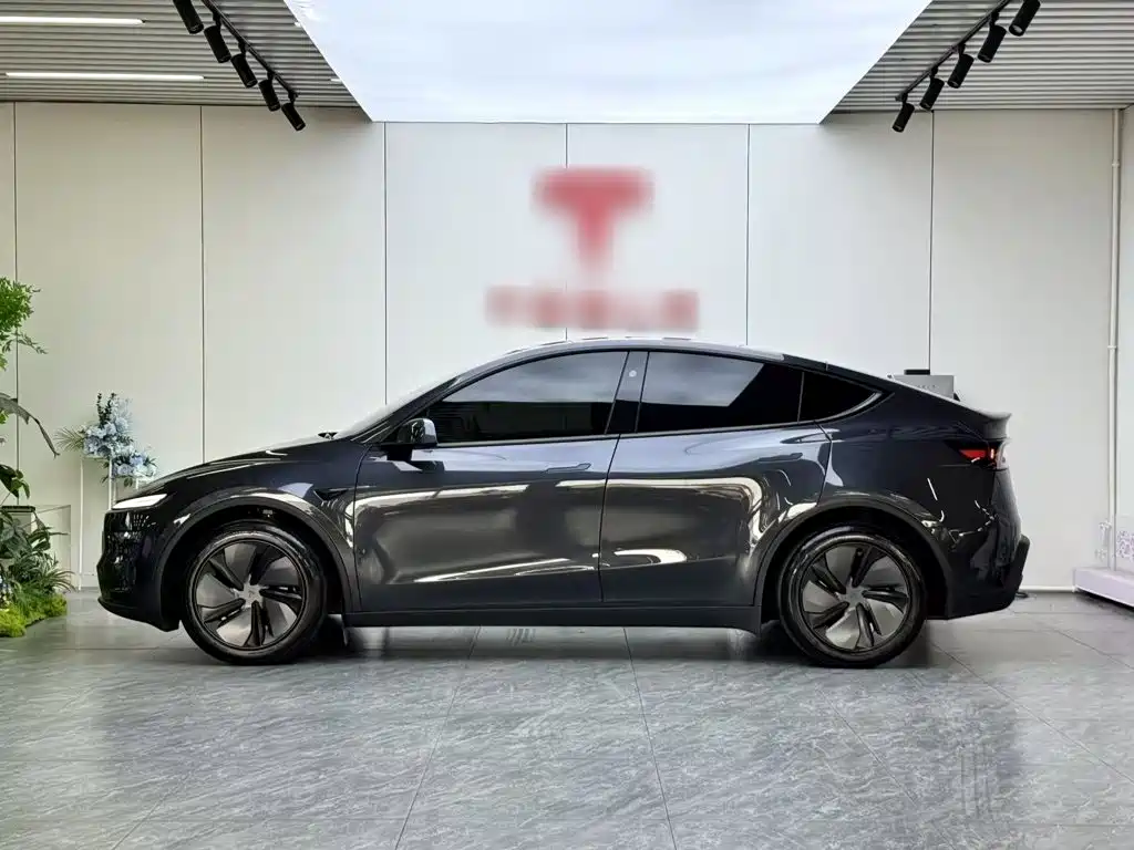 Tesla Model Y 2025 — фото 5