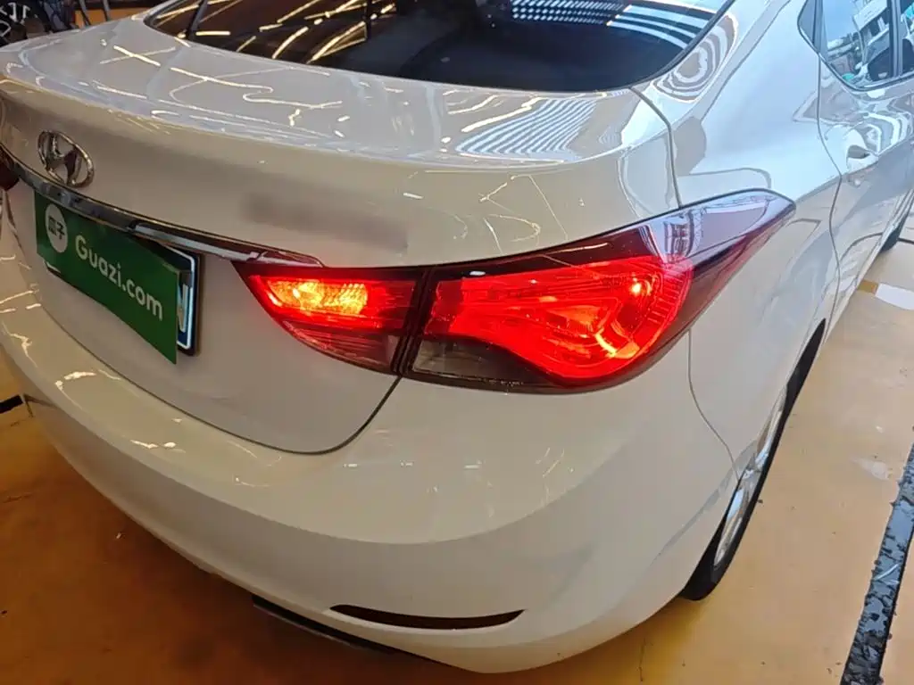 Hyundai Elantra 2016 — фото 8