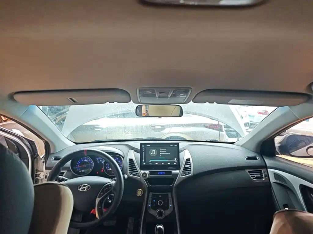 Hyundai Elantra 2016 — фото 18