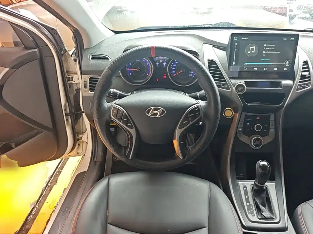 Hyundai Elantra 2016 — фото 11
