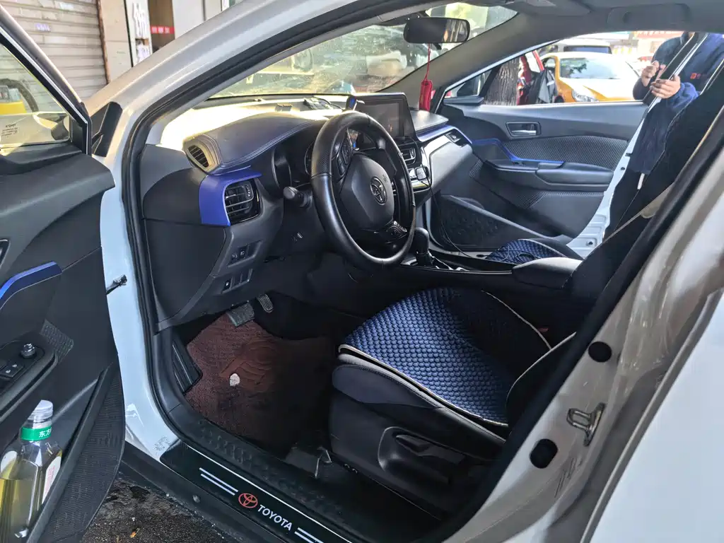 Toyota C-HR 2023 — фото 3