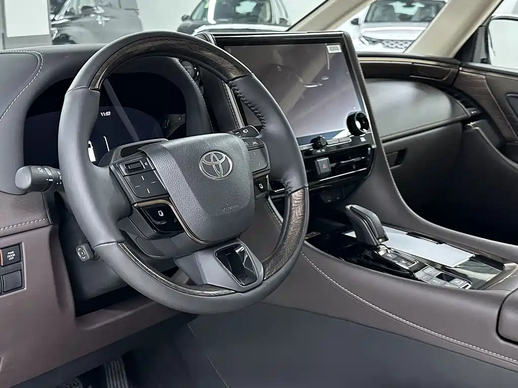 Toyota Alphard — фото 6