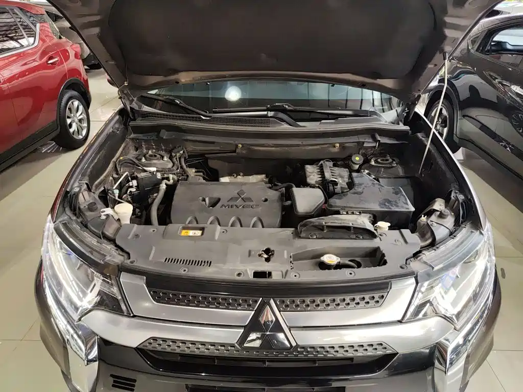 Mitsubishi Outlander 2018 — фото 16