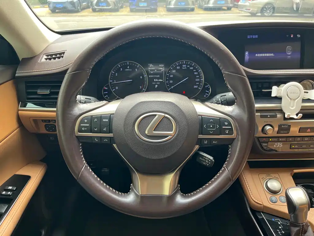 Lexus ES 2018 — фото 16
