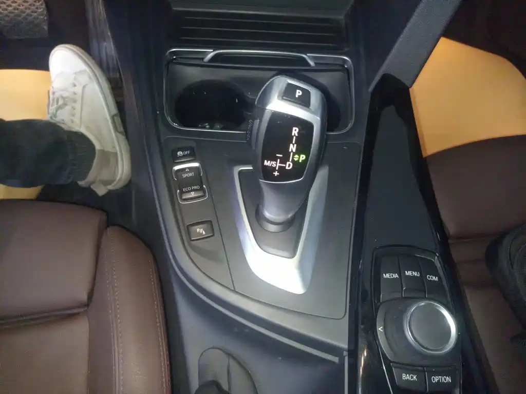 BMW 3 Series 2018 — фото 14