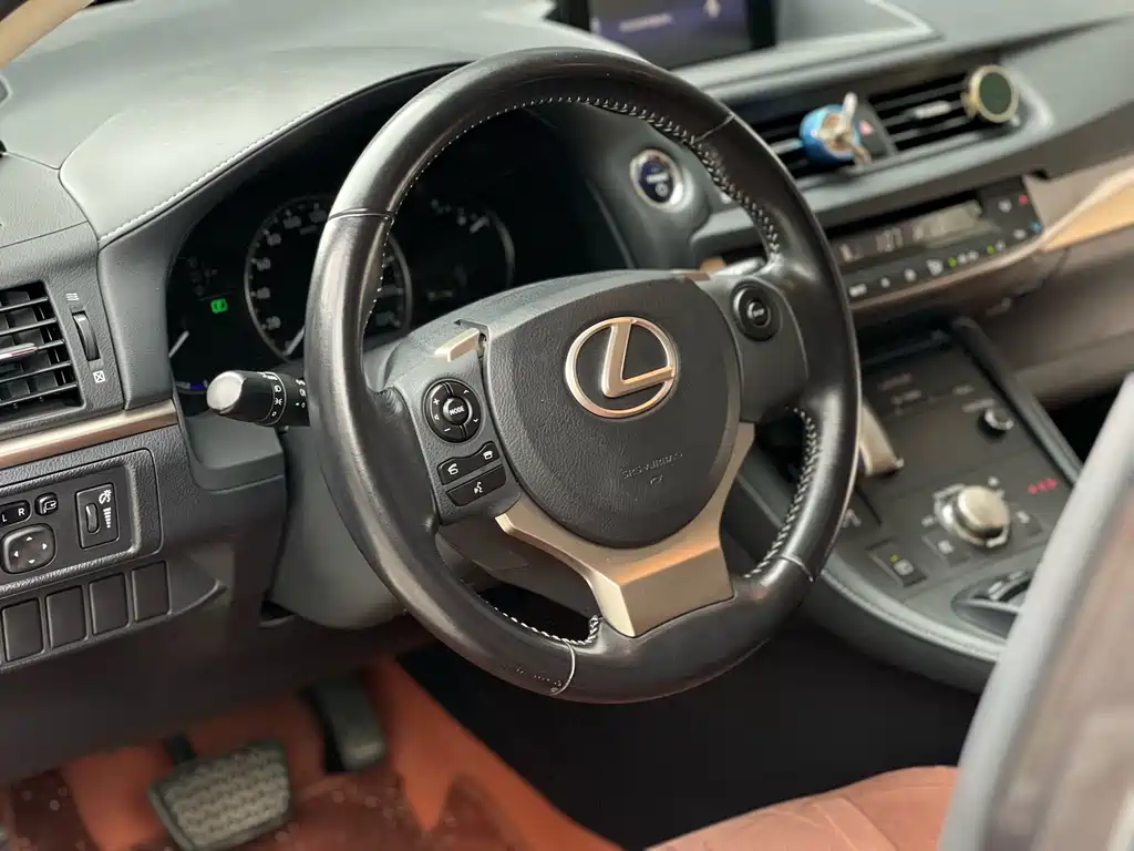 Lexus CT 2015 — фото 18