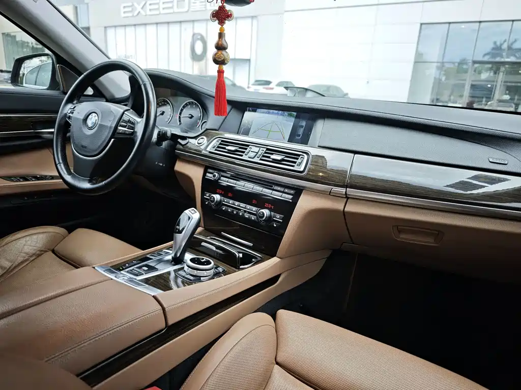 BMW 7 Series 2010 — фото 10