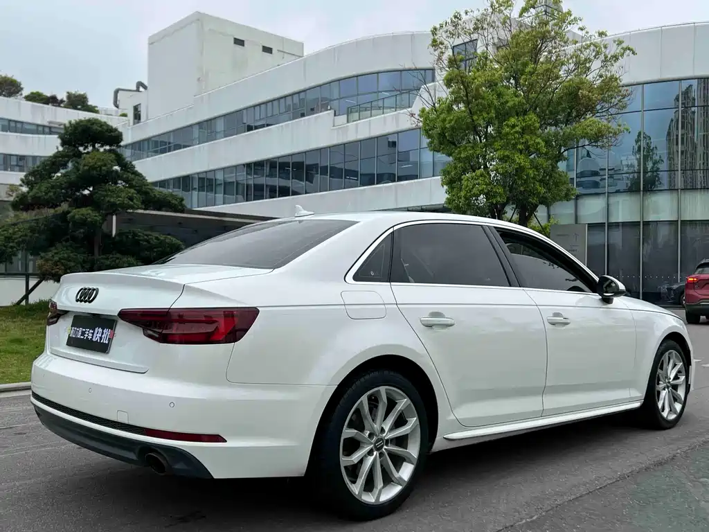 Audi A4L 2018 — фото 11