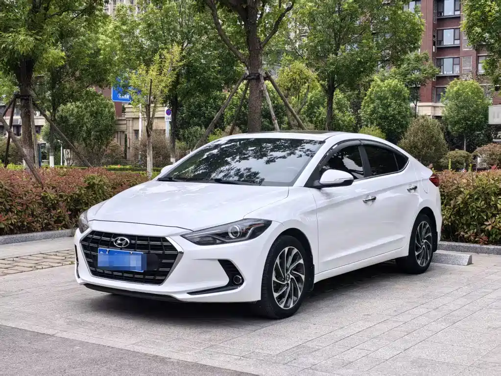 Hyundai Elantra 2019 — фото 1