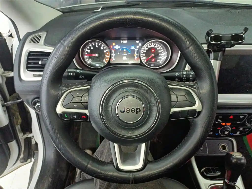 Jeep Compass 2018 — фото 11