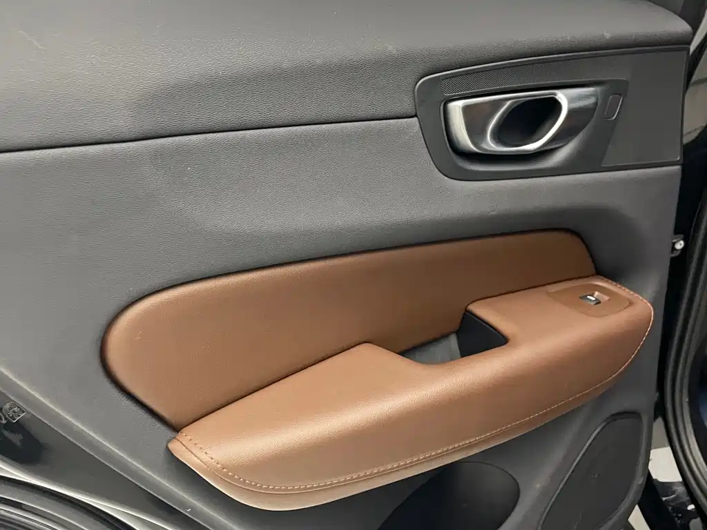 Volvo XC60 2023 — фото 20
